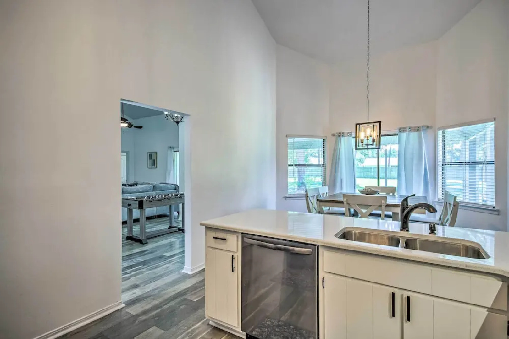 Navarre Home w/ Game Area + Screened-in Porch