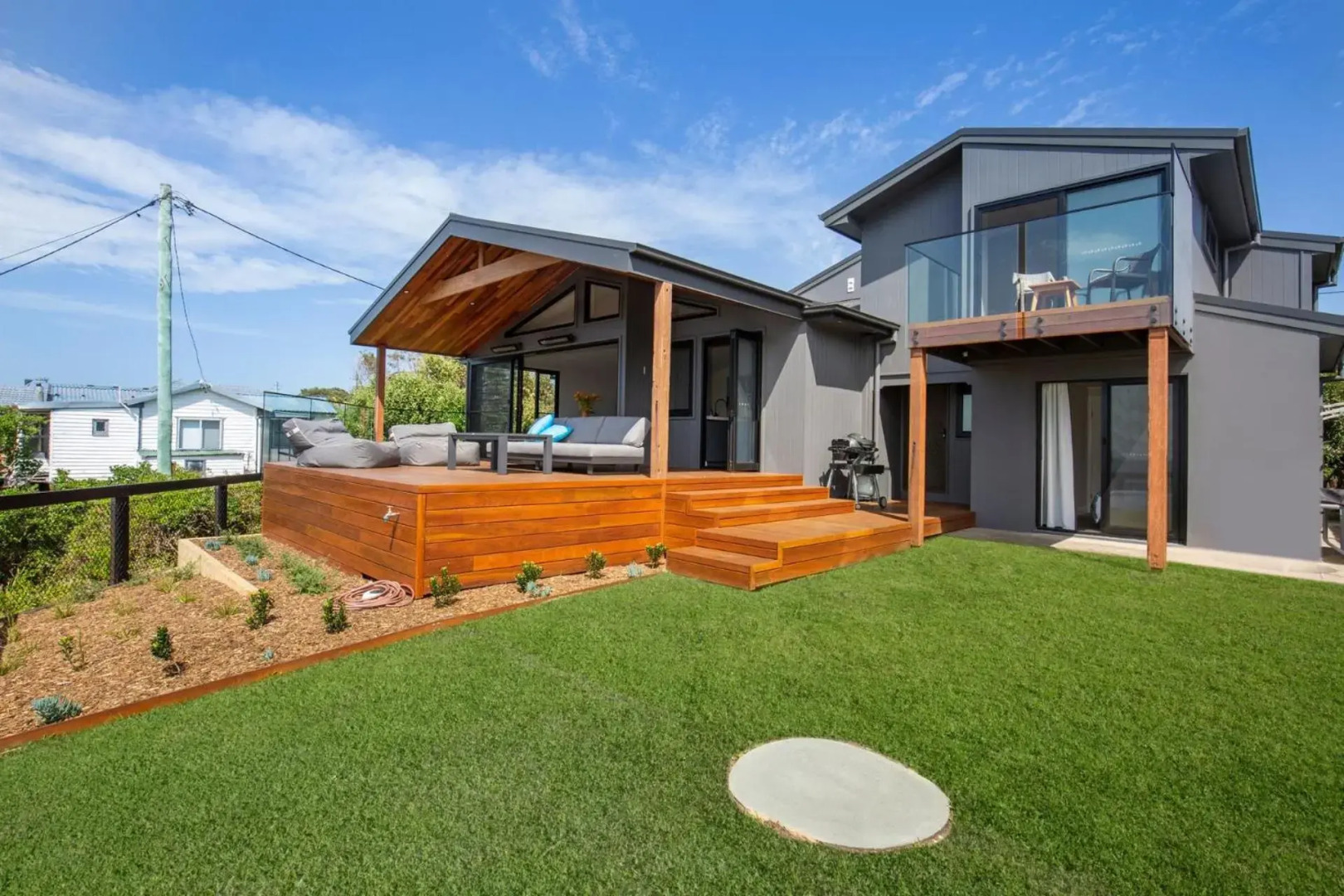 Seaview - Pet Friendly with Stunning Views - 1 Min to Beach