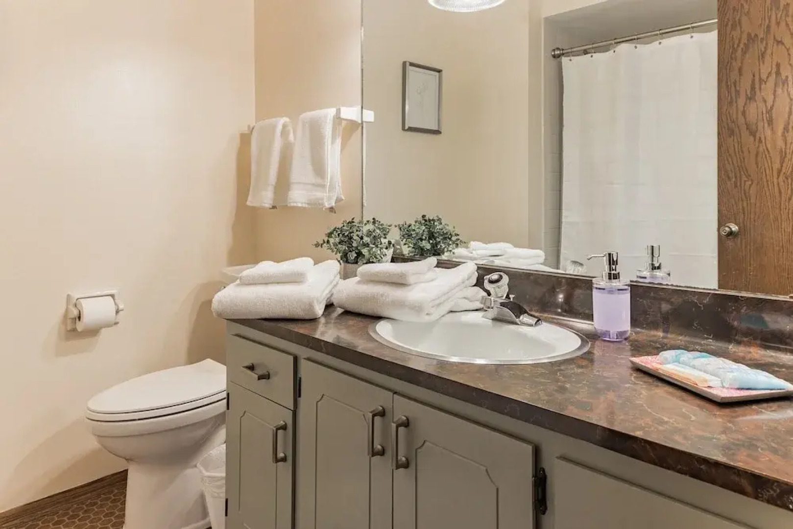 Amazing Hideaway - Short Walk To Hoyt Park! 3 Bedroom Townhouse by Redawning