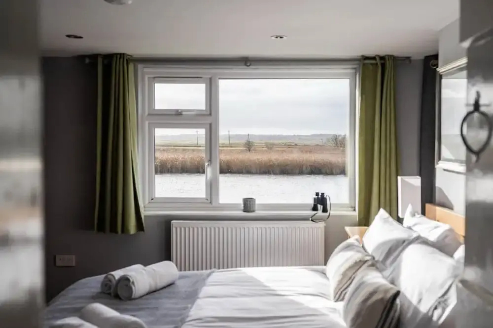 Host Stay Riverside Cottage