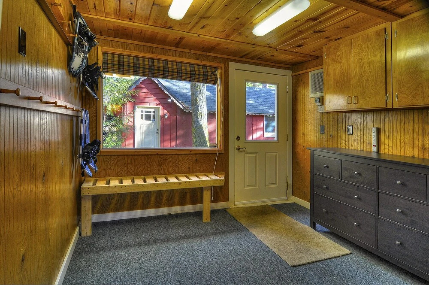 Red Hawk Hideaway - Two Bedroom Cabin with Hot Tub