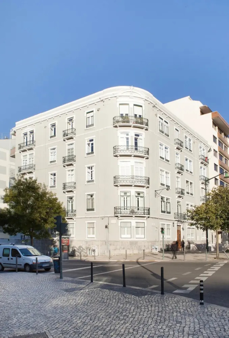 Great Location Close to the Metro