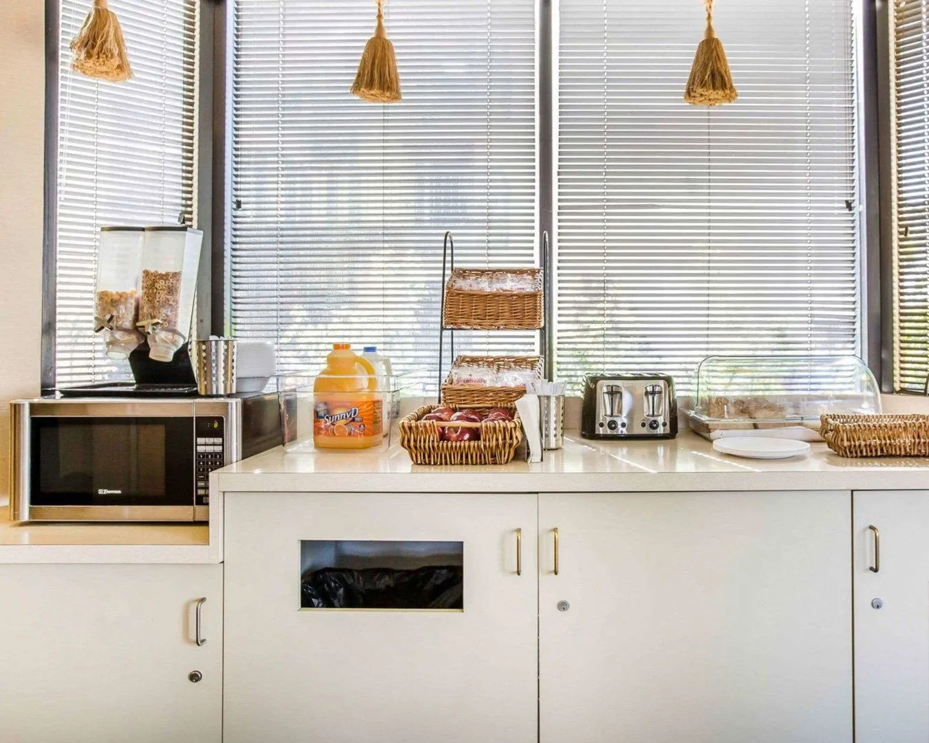 California Inn and Suites Bakersfield