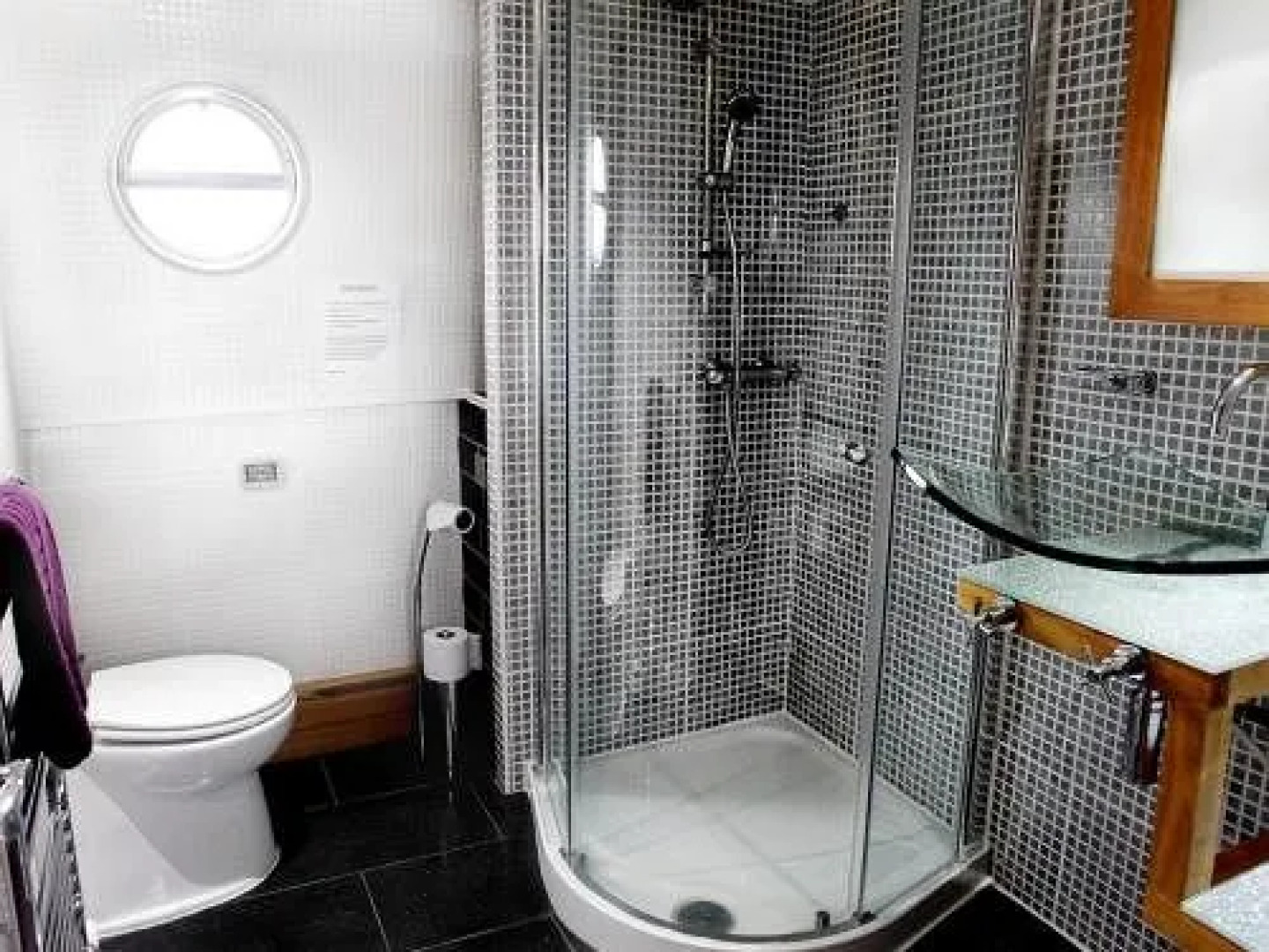 Hollywood Apartments  Barges