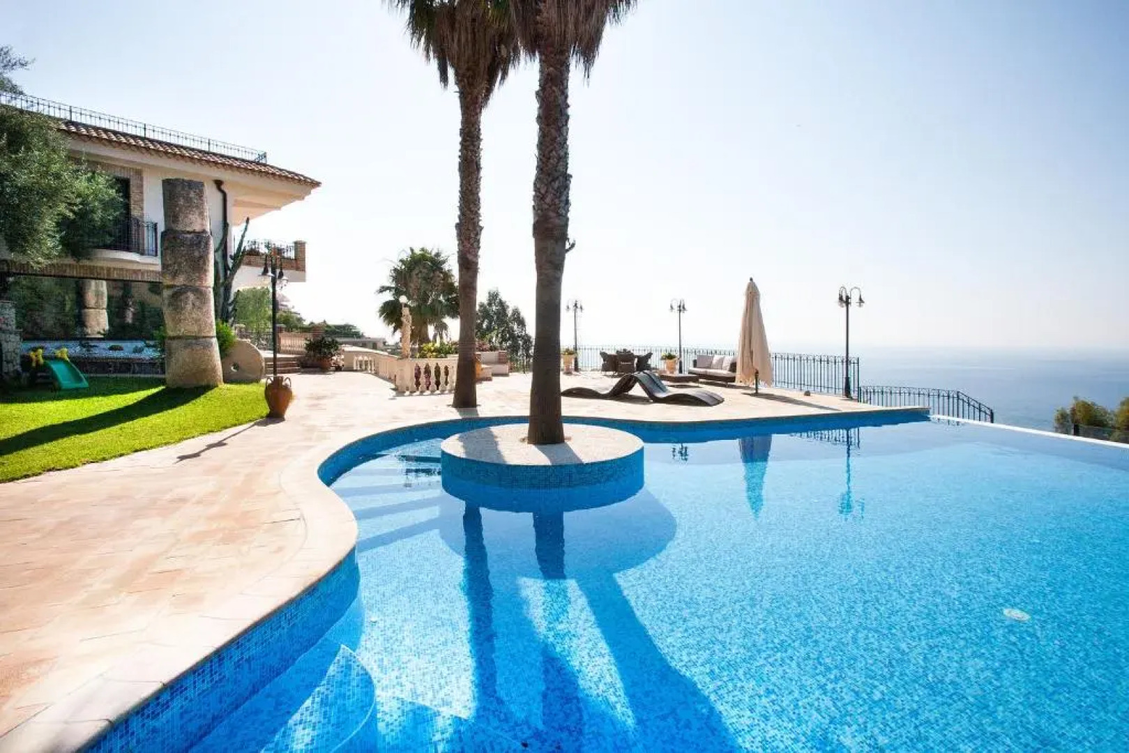 Villa Le Suites Sul Golfo Di Taormina,con piscina infinity a strapiombo sul mare