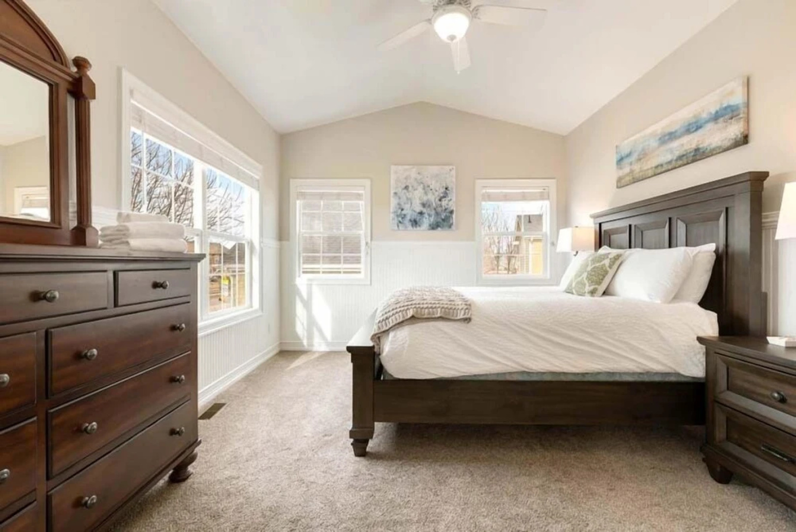 Fabulous Family-friendly Retreat by Windsor Lake!