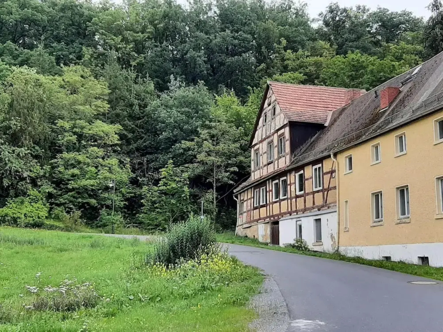 Lakeside Comfort With Garden