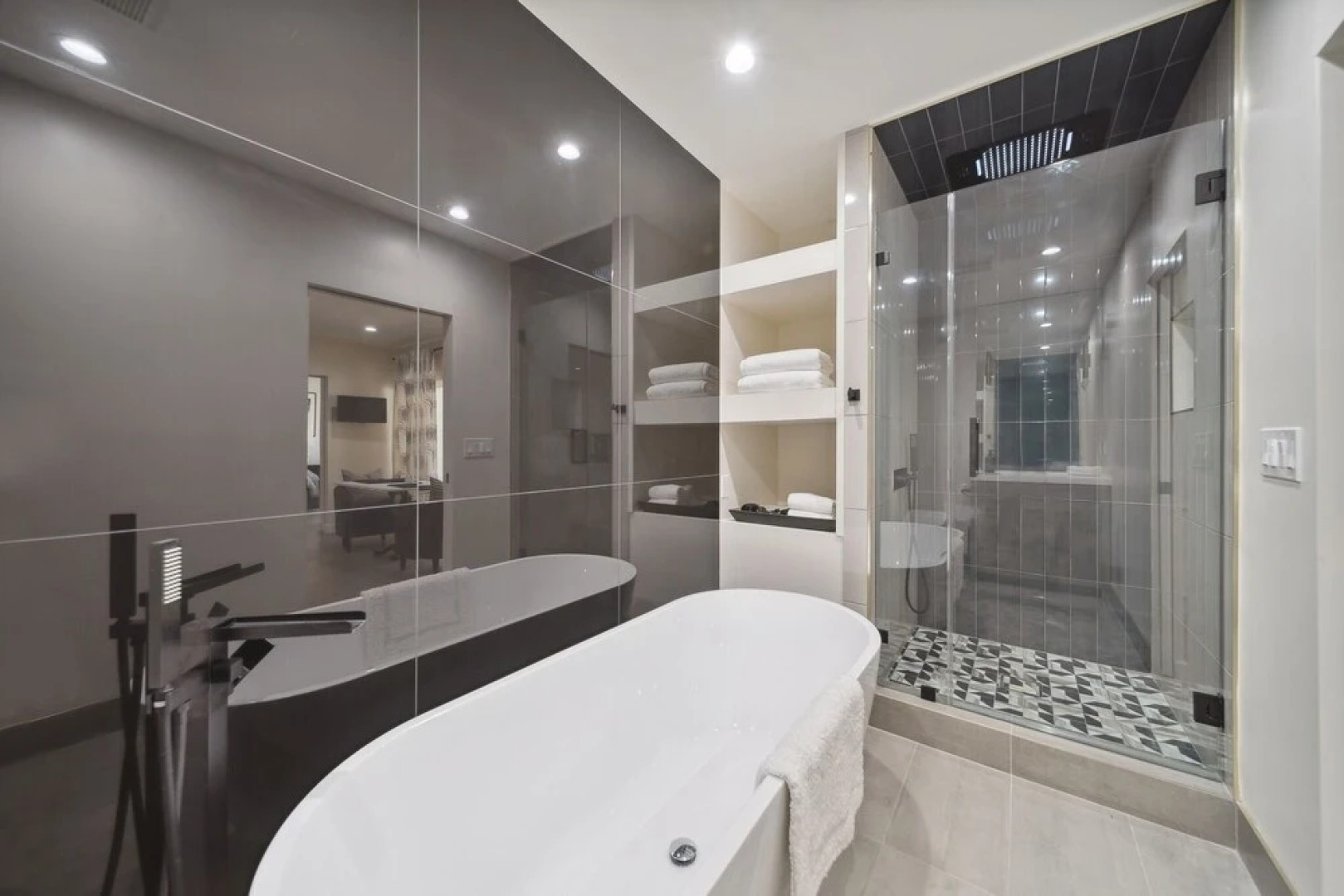 Chic Executive - Historic Floral Park Guest House 1 Bedroom Bungalow by Redawning