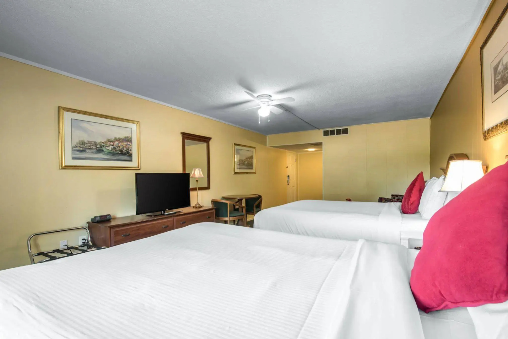 Econo Lodge Inn & Suites