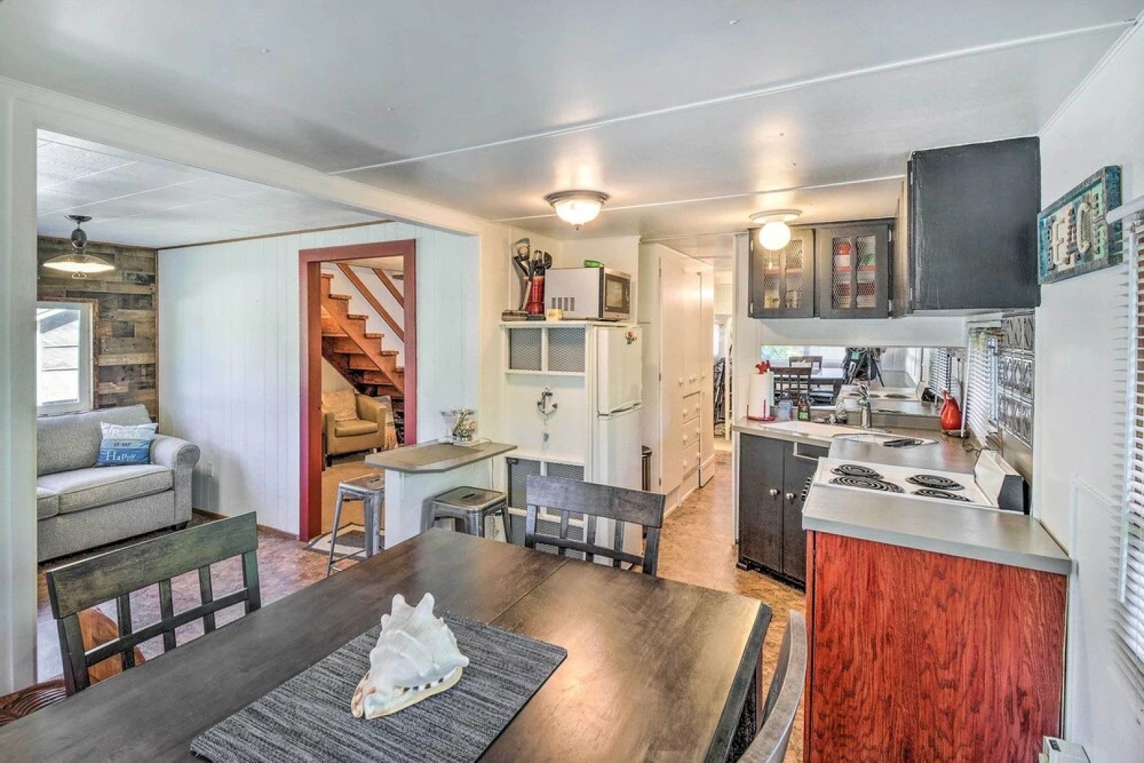 Coastal PNW Gem w/ Hot Tub - Walk to Beach!