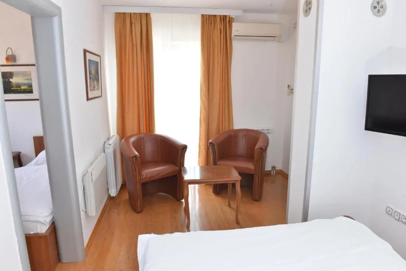 Apartment and Rooms In Club