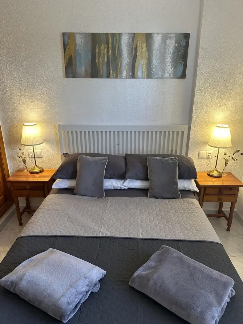 2-bed Apartment 10 min Drive to the Beach!