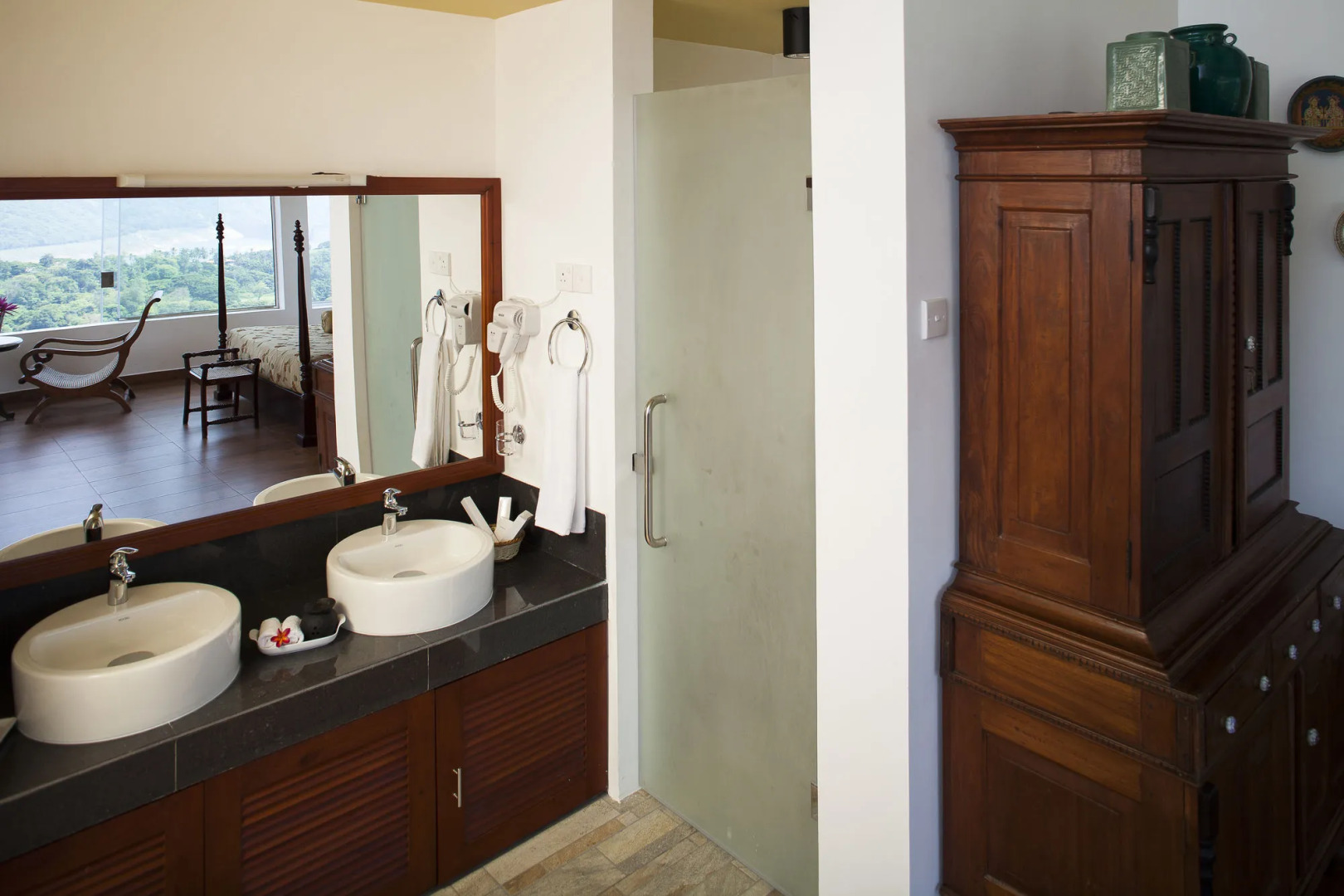 The Albatross, Kandy