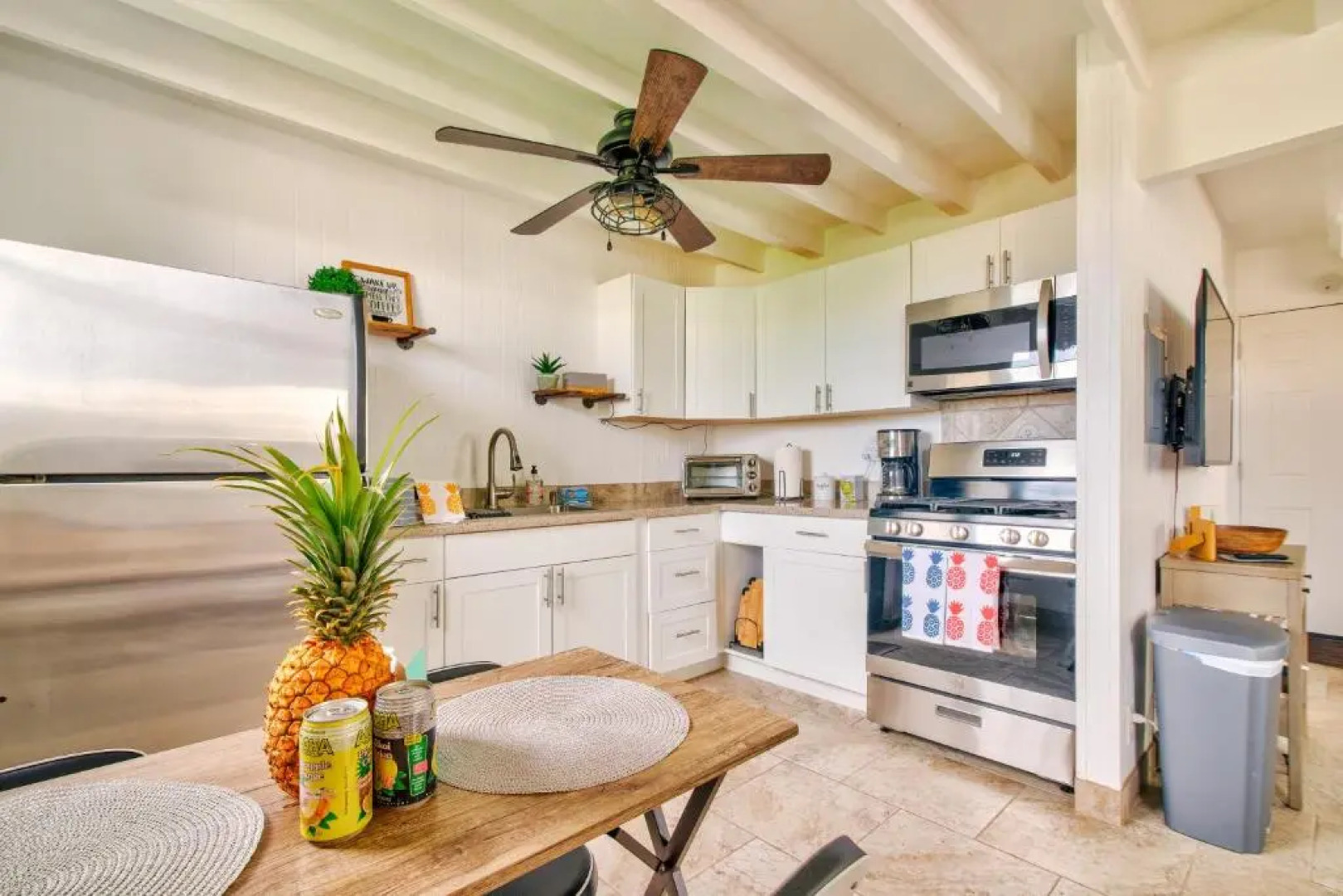 NEW - Pineapple Loft - Entire House Downtown Hilo with AC