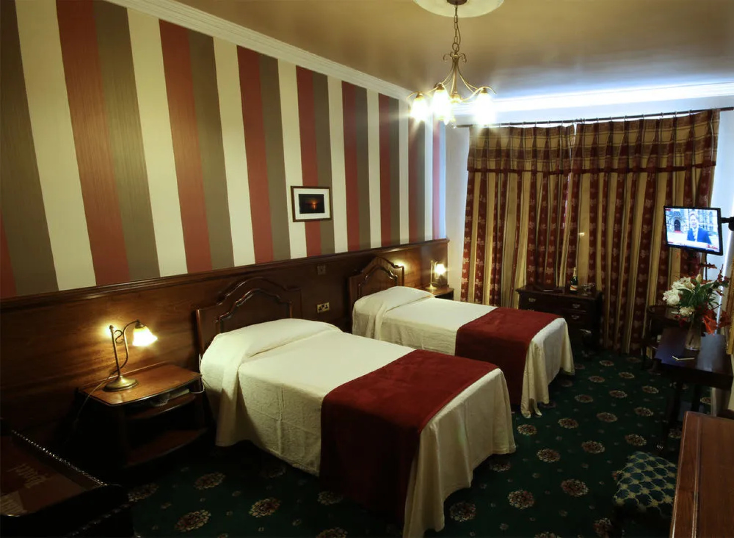 Lakeside Manor Hotel