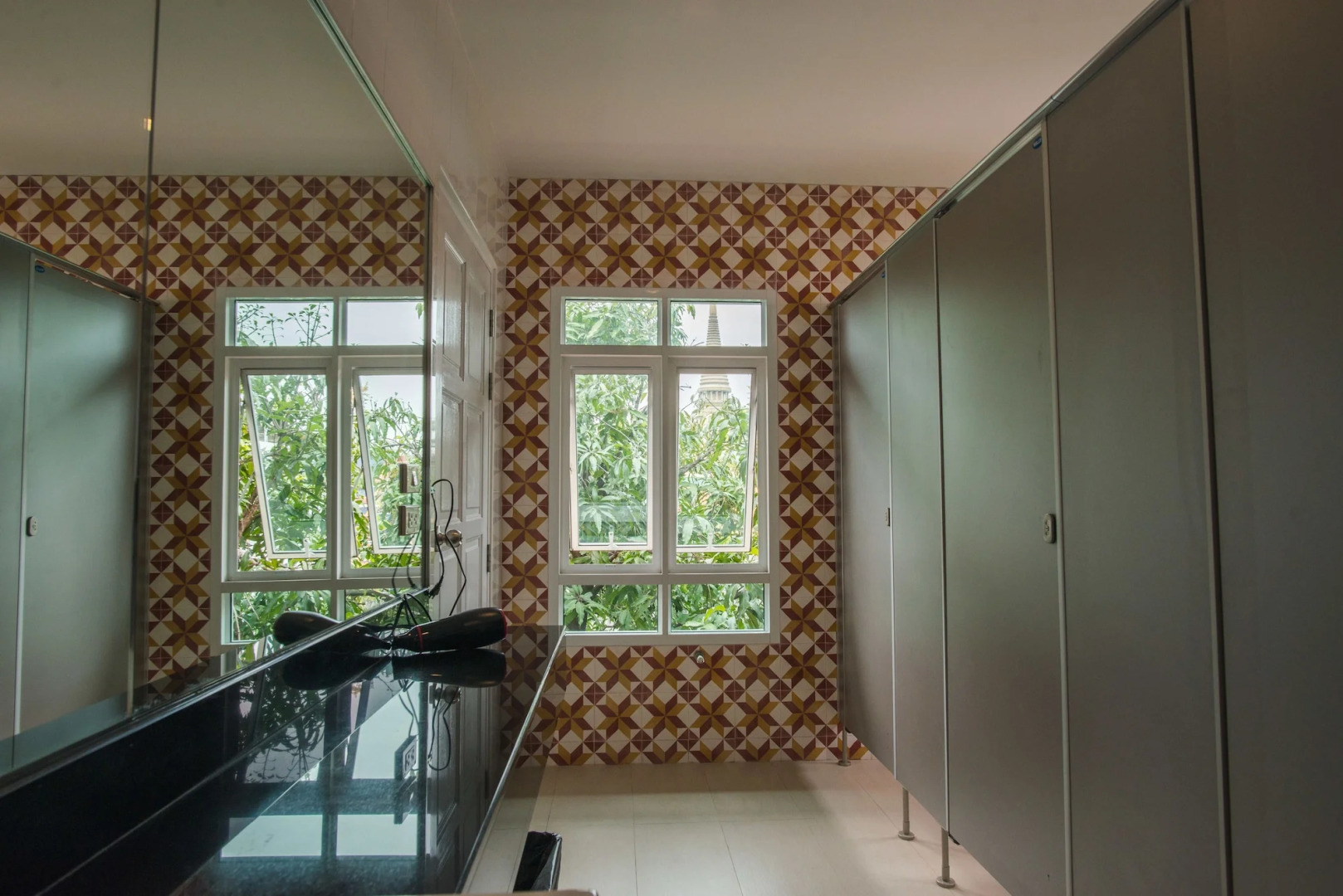 Feung Nakorn Balcony Rooms and Cafe