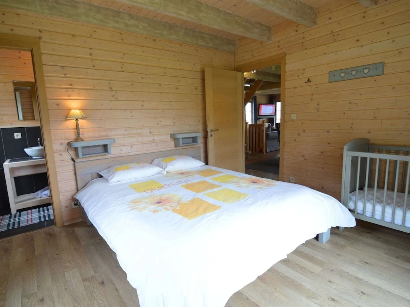 Cozy Chalet in Septon with Sauna and Jacuzzi