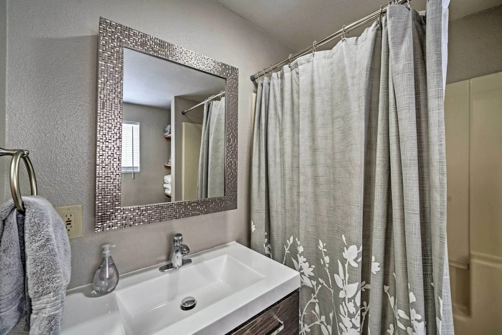 Red Lodge Retreat w/ Yard - Walk to Restaurants!