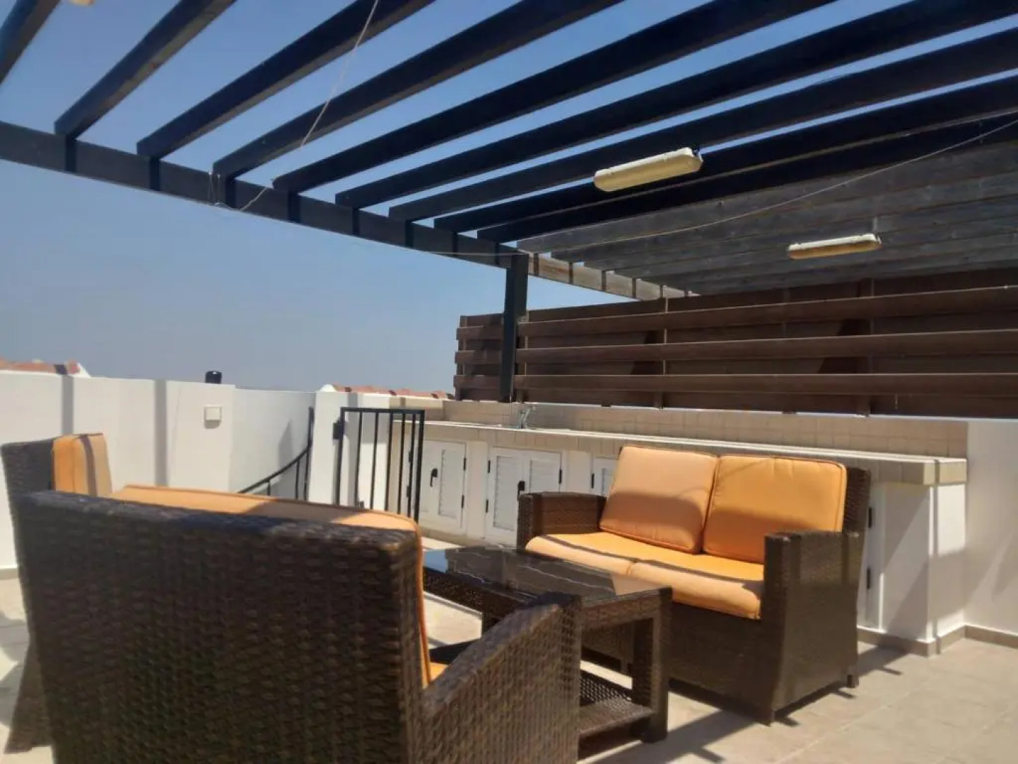 2 bedroom apartment with communal pool and roof garden