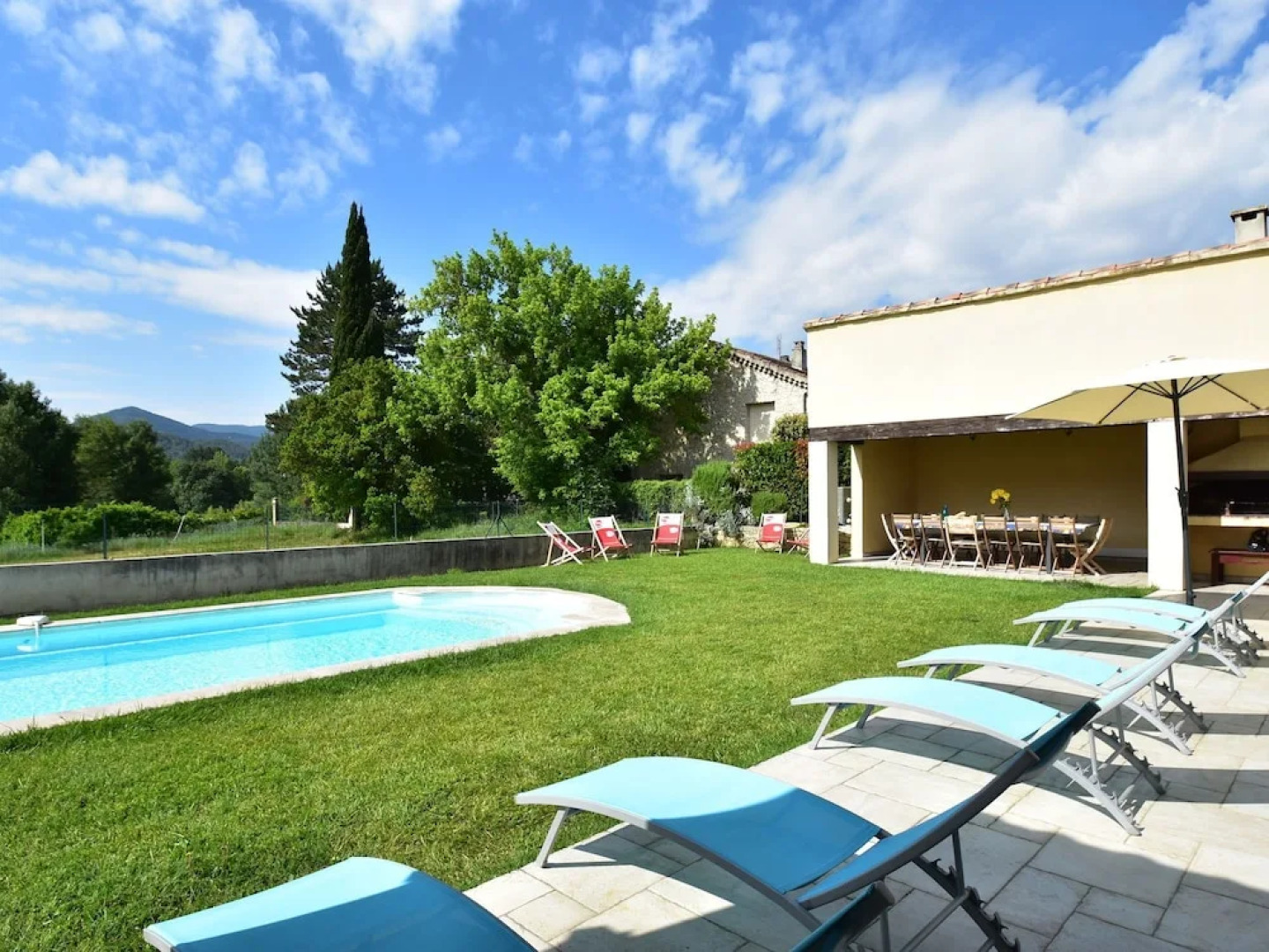 Spacious Villa in Vaison-la-Romaine with Swimming Pool