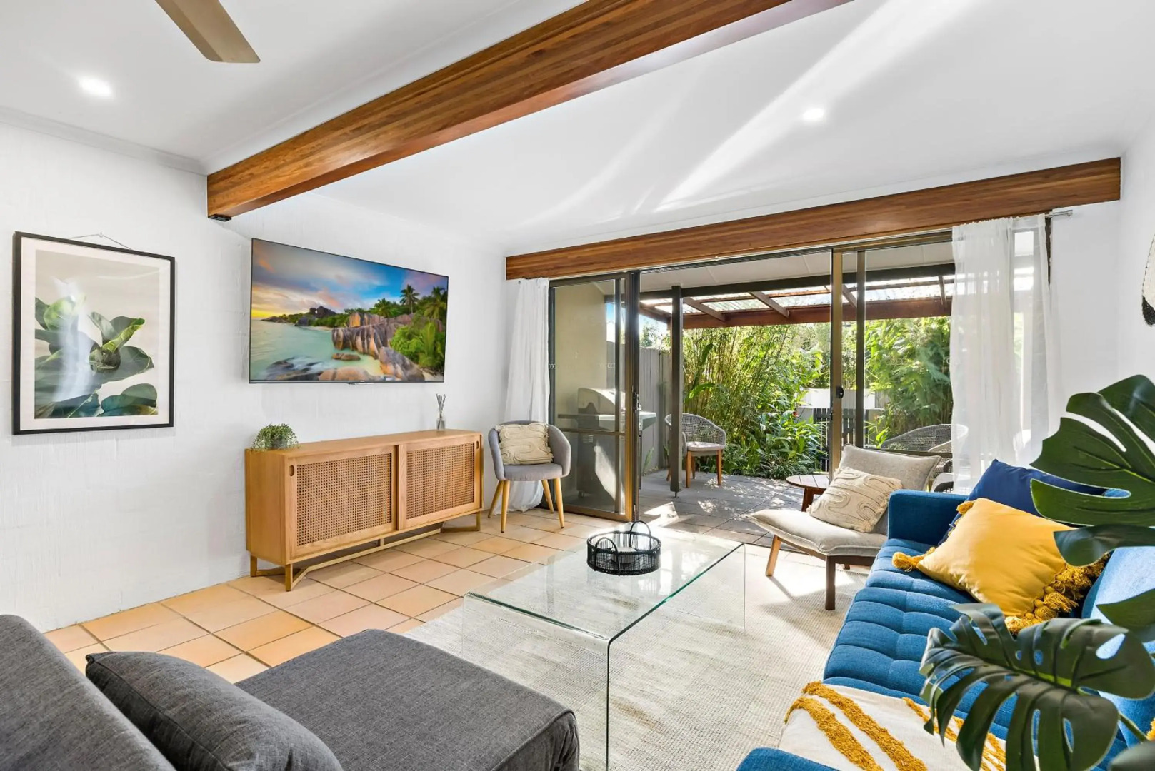 Stylish Townhouse, private courtyard walk to beach