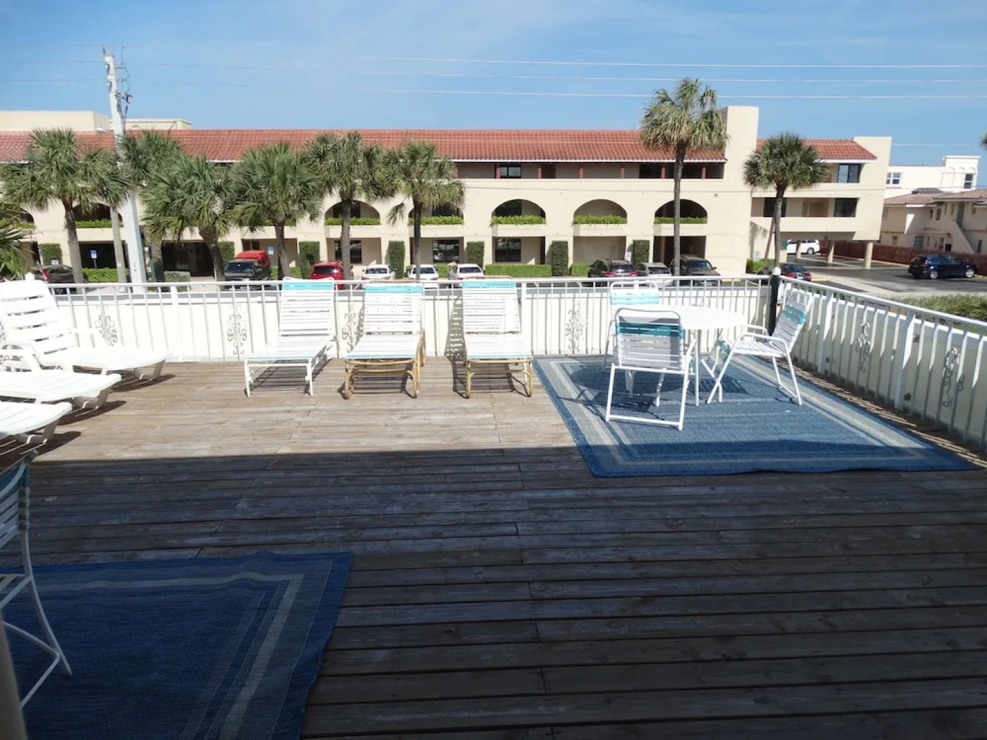Sunny Shores Inn & Suites
