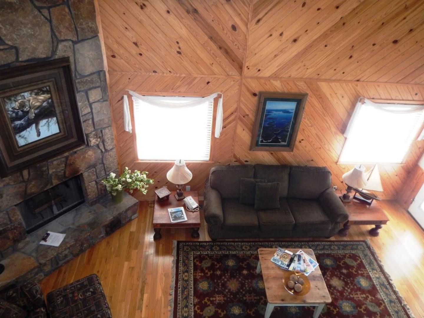 Luxury, loft, log-sided two bedroom Harbor North cottage on Lake Ouachita. by RedAwning