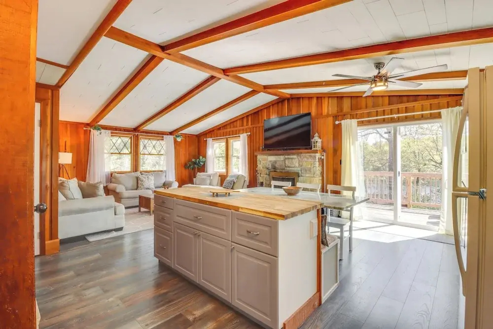 Swim Dock & Game Room: Lakefront Poconos Cabin!