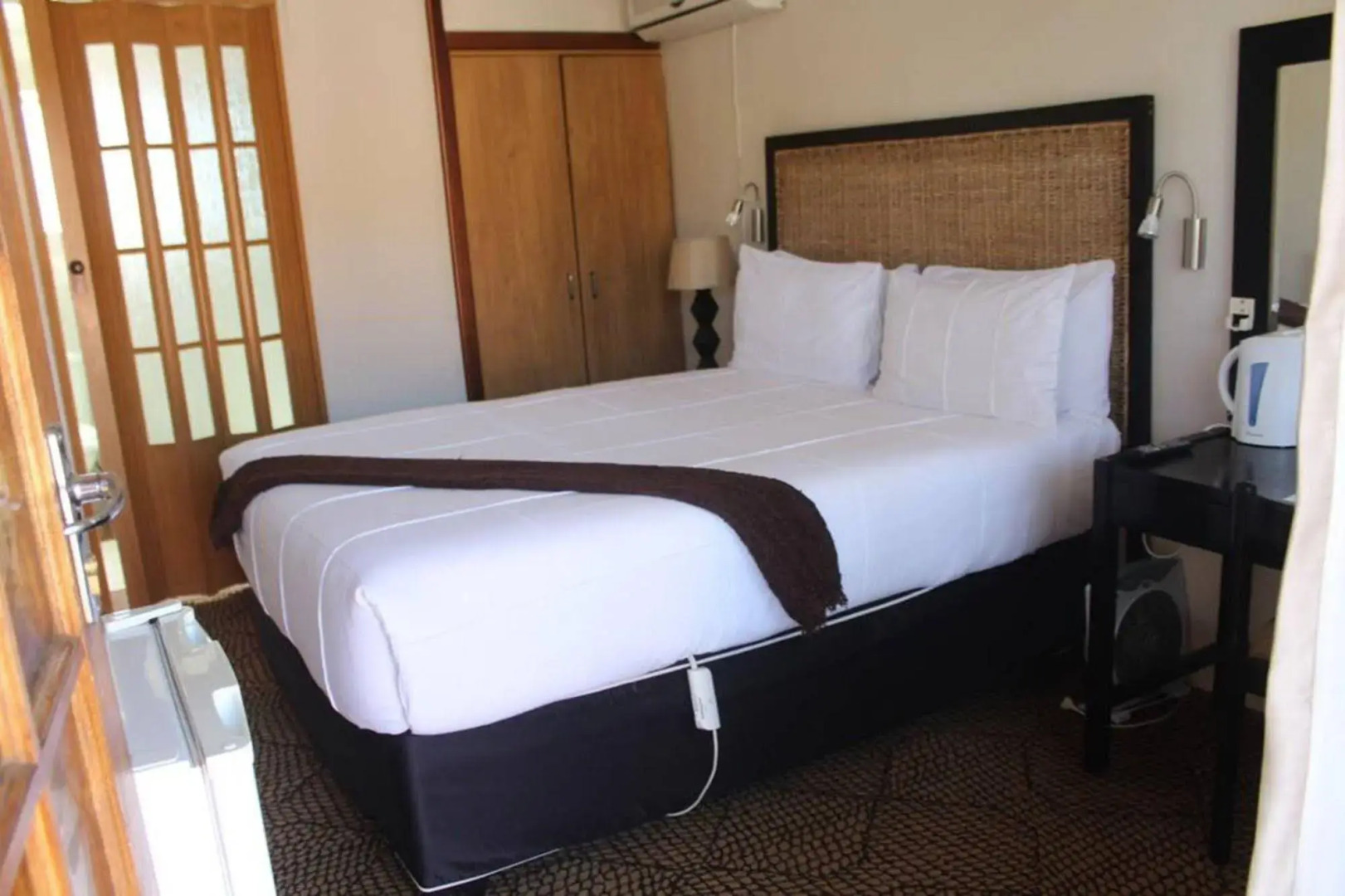 J and E Cyaara Guest House