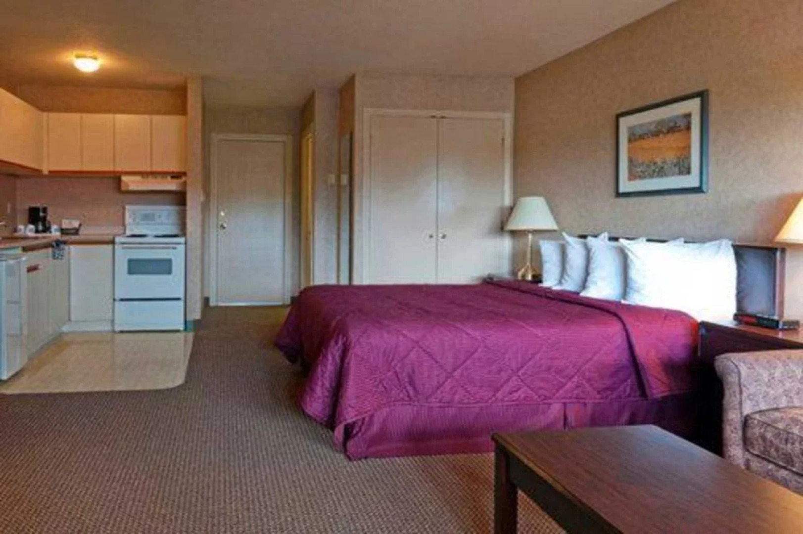 Econo Lodge Inn & Suites