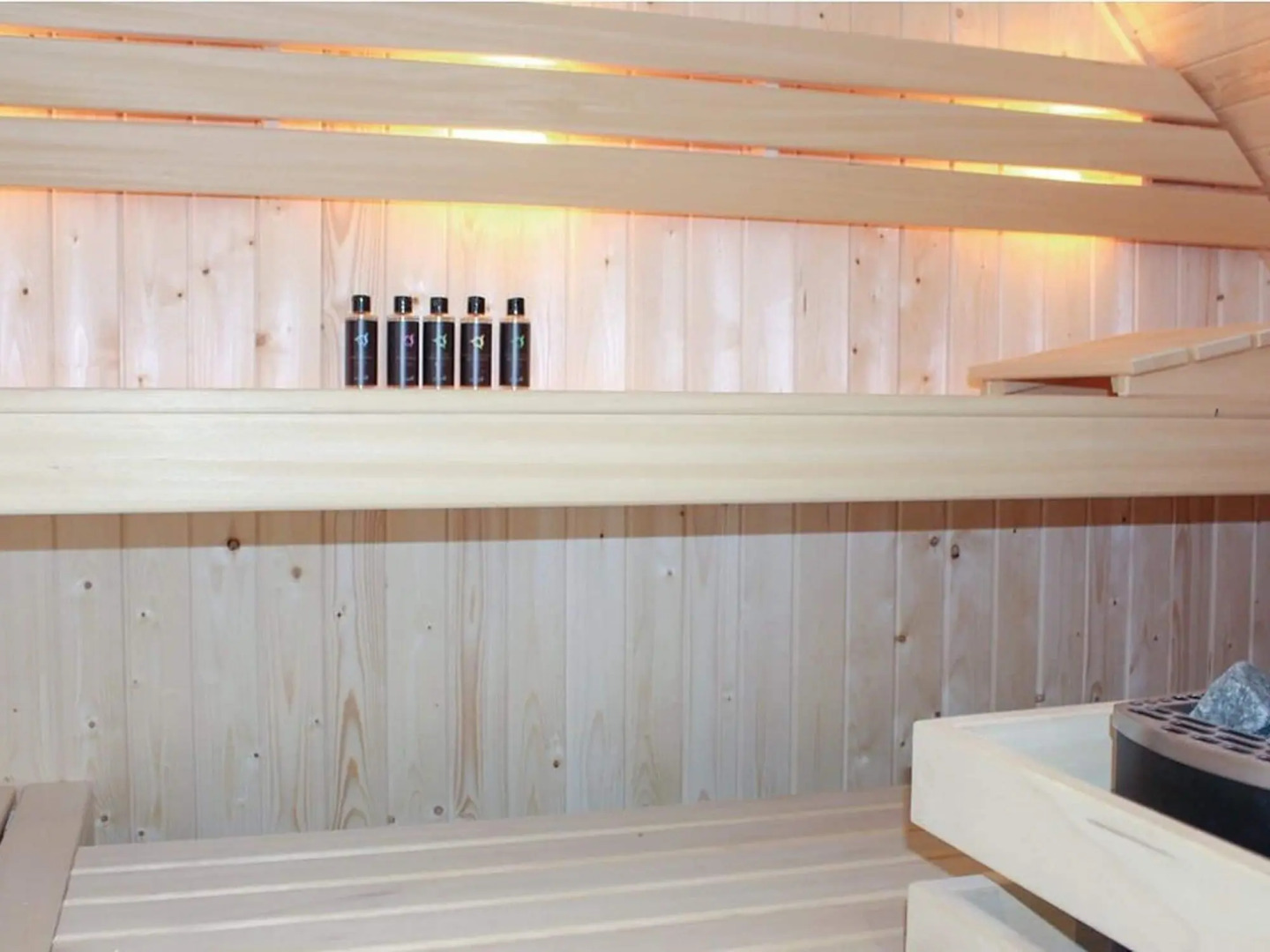 Atmospheric villa with sauna, in a holiday park on the water in Friesland