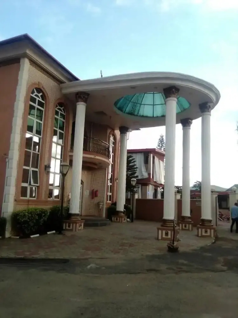 Pathfinder Hotel And Holiday Inn