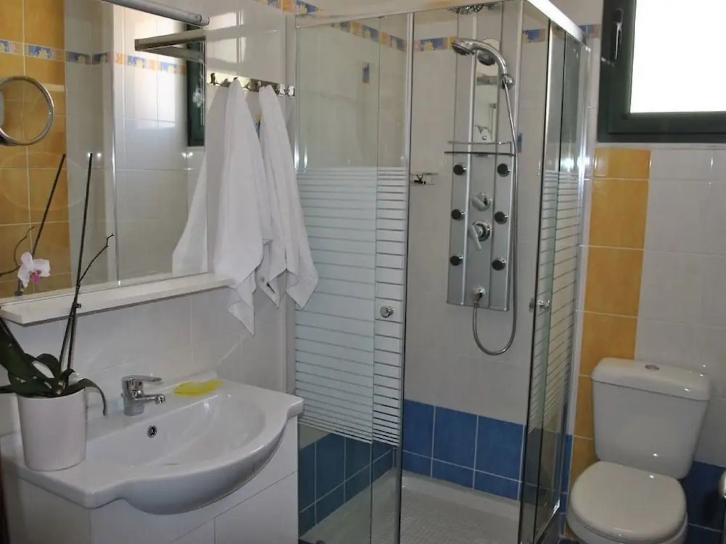 Live by the sea at House Almyra