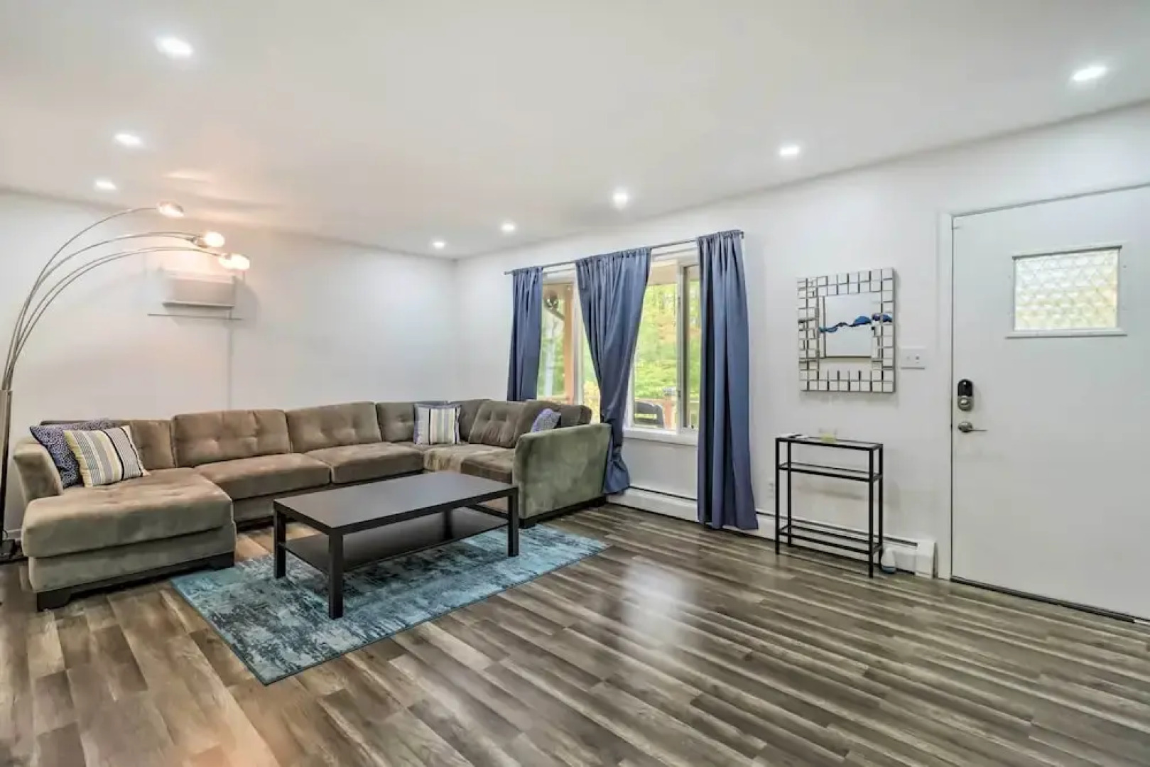 12 Mi to Camelback Ski Resort: Home w/ Decks!