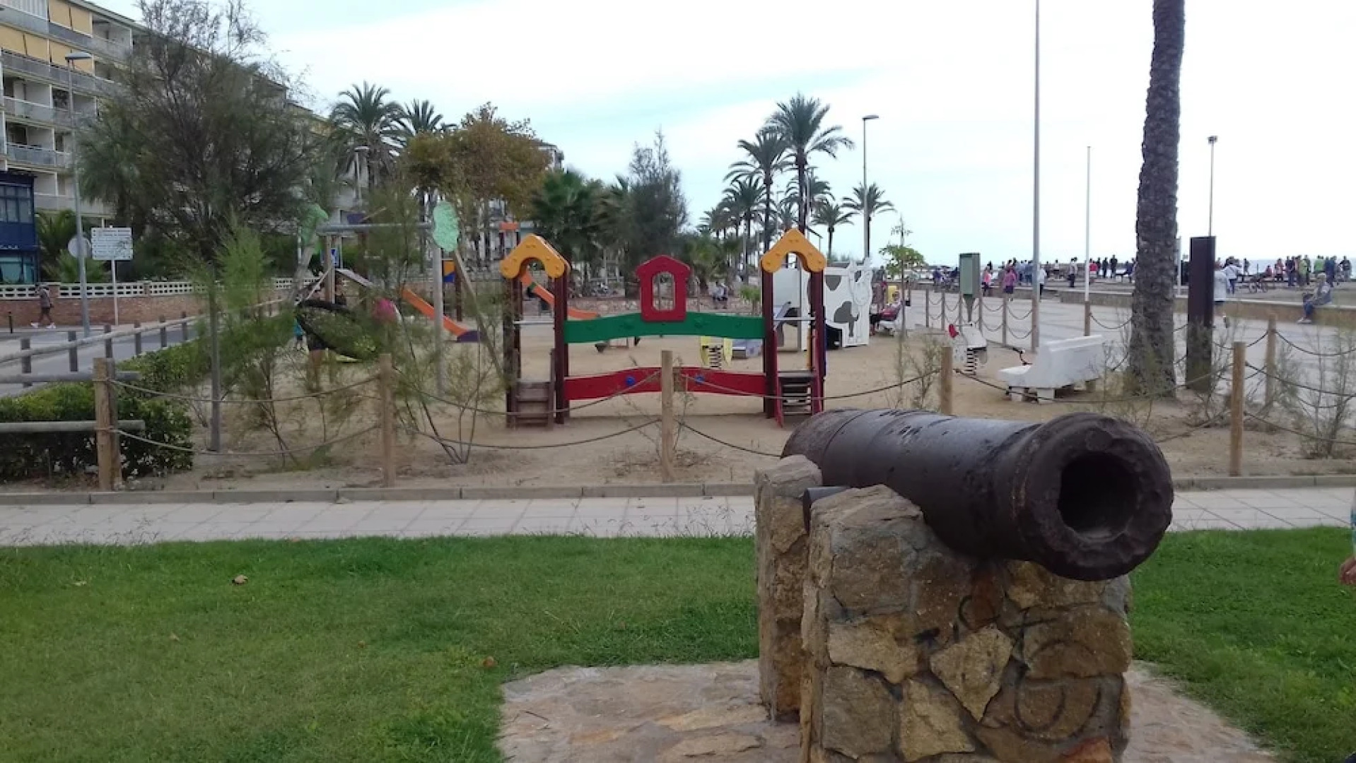 Sea Front Apartment 2 Pools