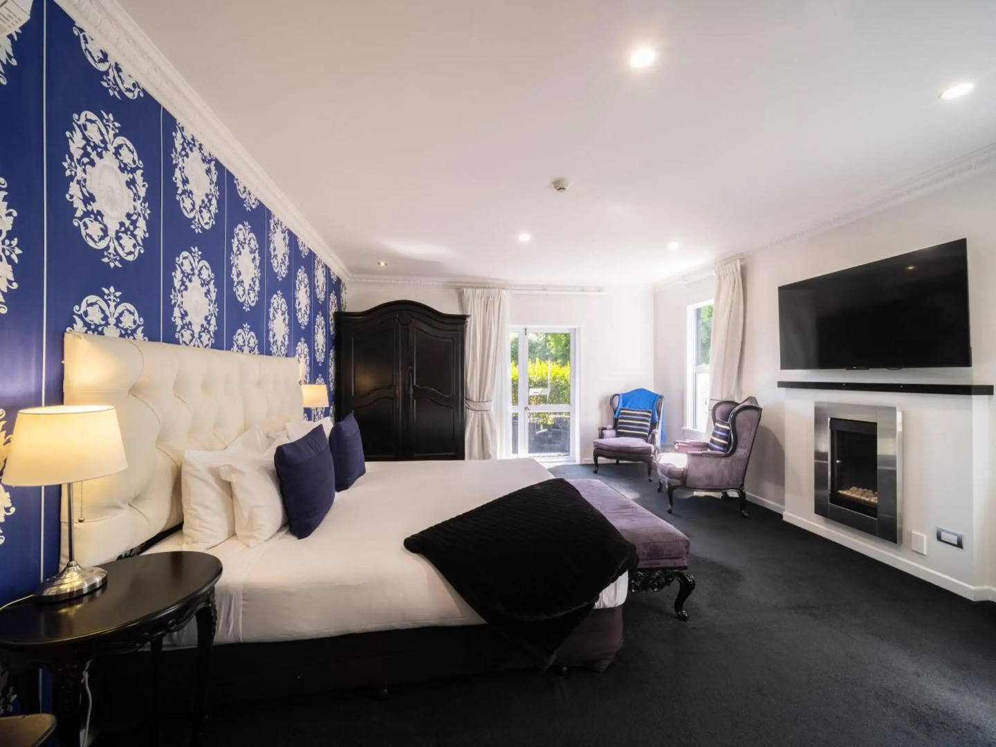 Black Swan Lakeside Boutique Hotel