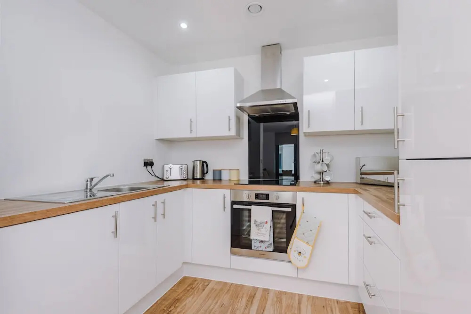 Contemporary 1 Bed Apartment Media City