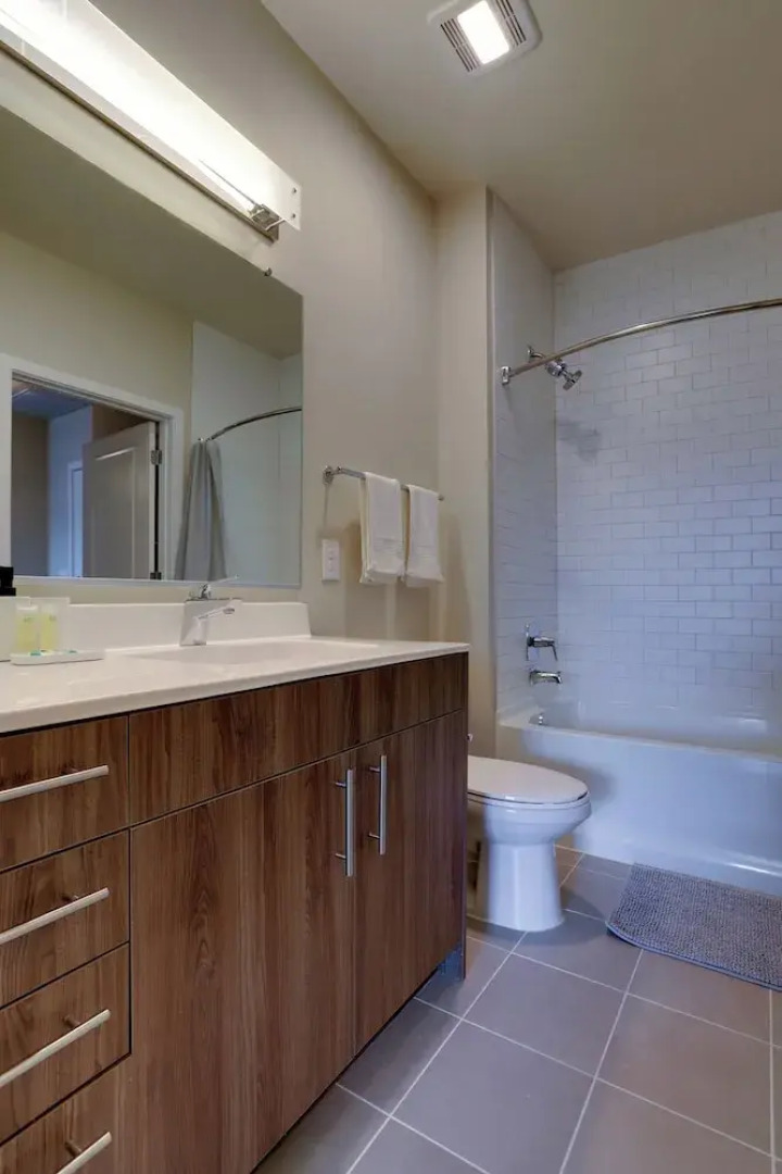 Stylish 2BR Condo in Alexandria