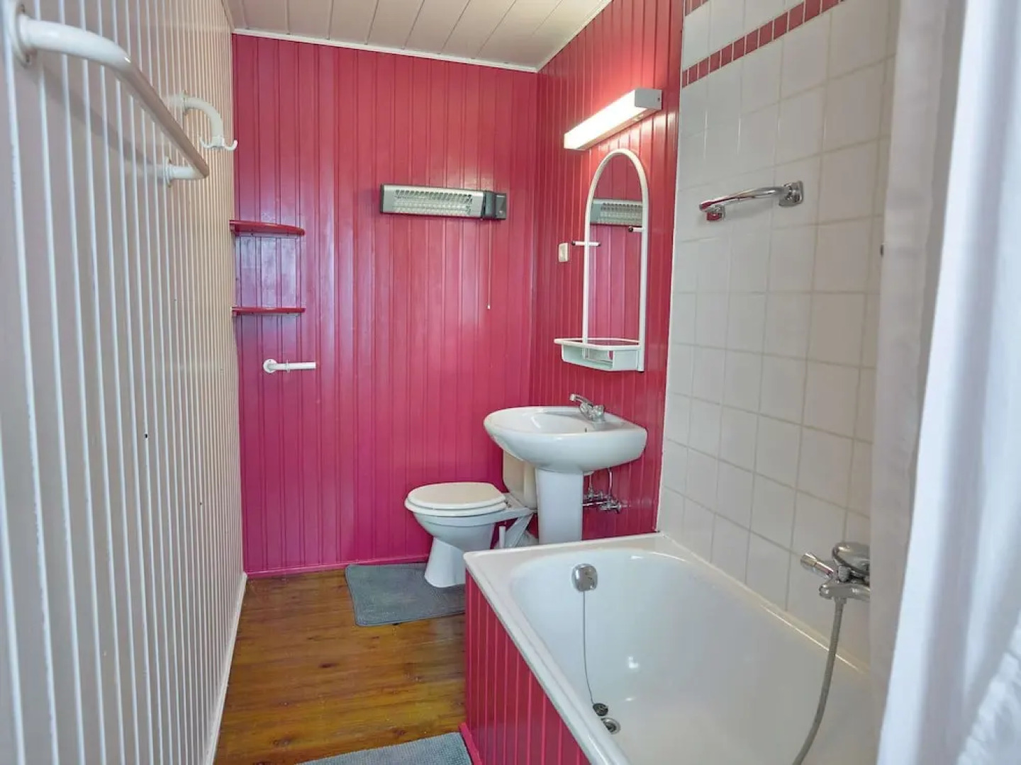 Spacious Holiday Home With Private Garden