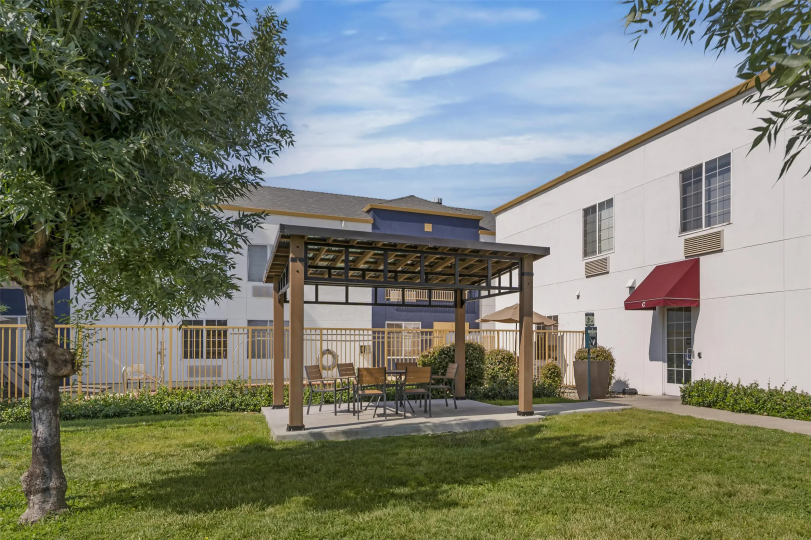 Best Western Plus Twin View Inn & Suites