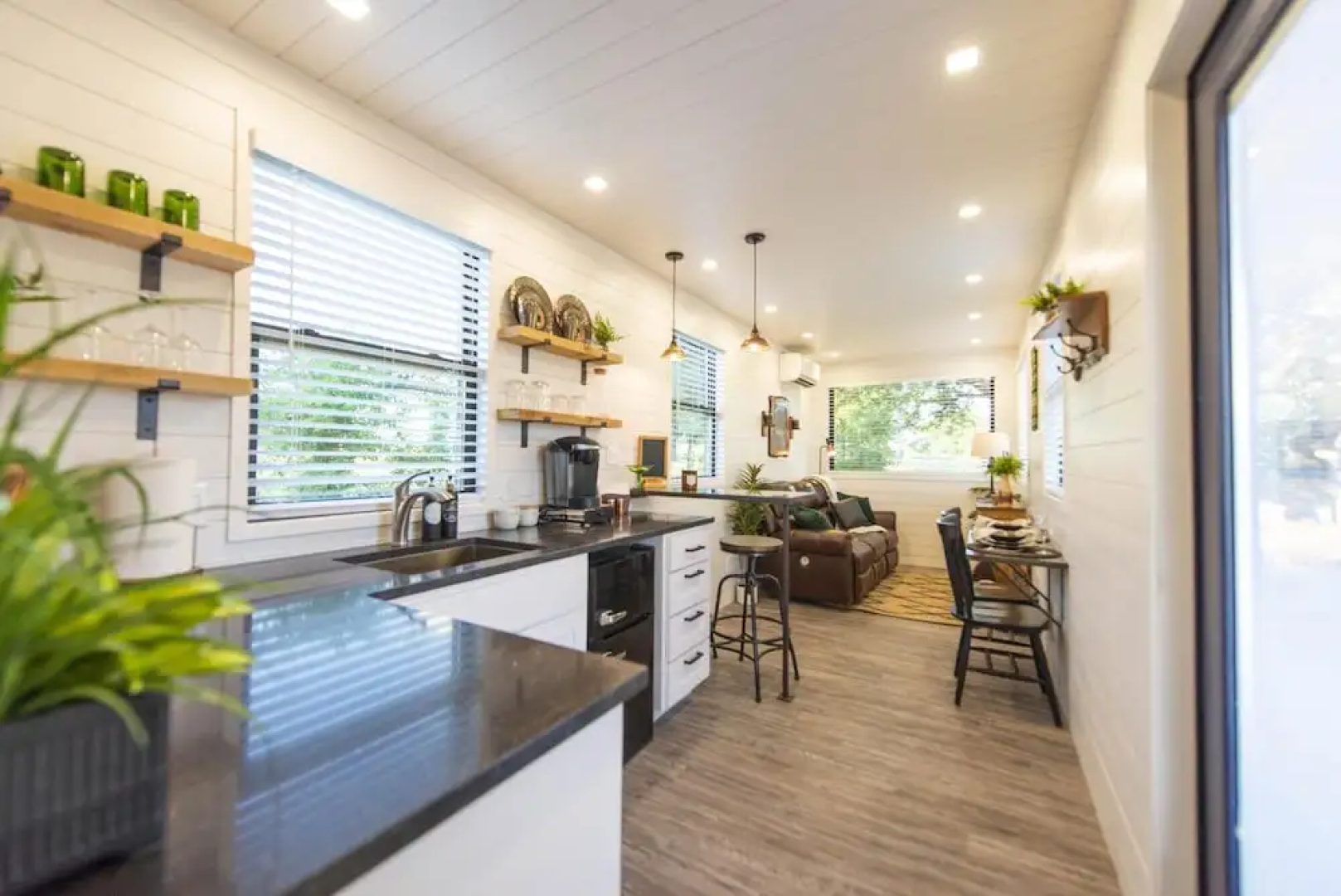 The Woods- Container Tiny House 12 min to Magnolia Baylor Downtown