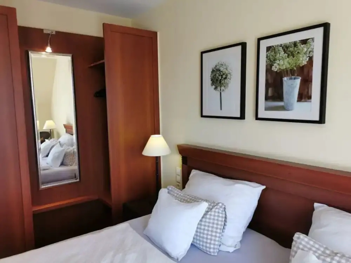 \"country House Flair\"