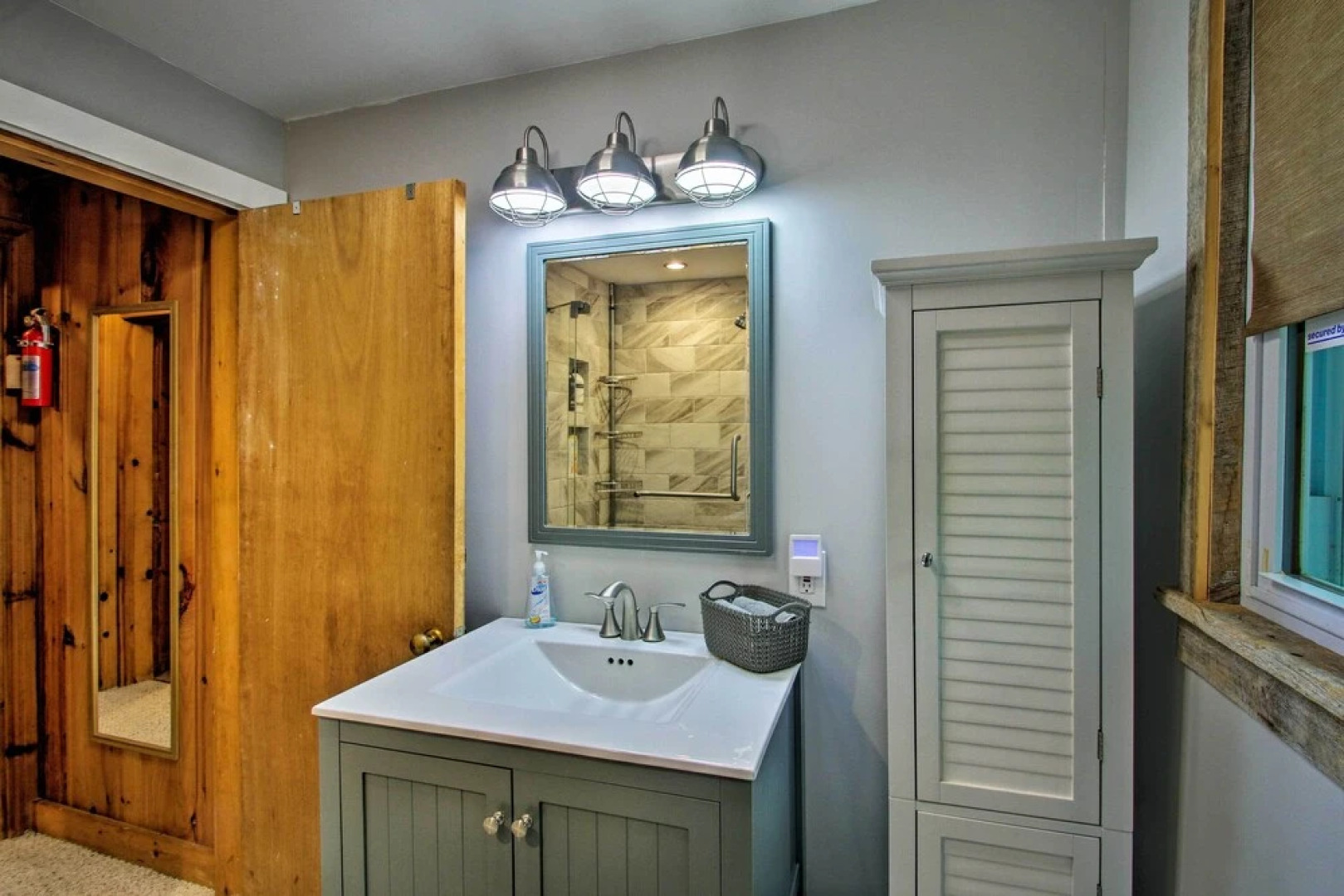 Waterfront Sebago Lake Cottage W/dock + Beach