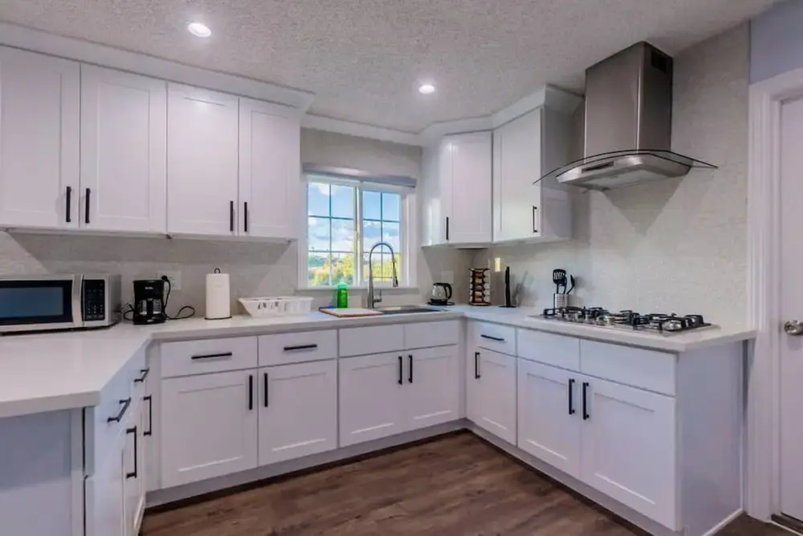 Stunning LA Luxury Retreat Ideal for Work or Play