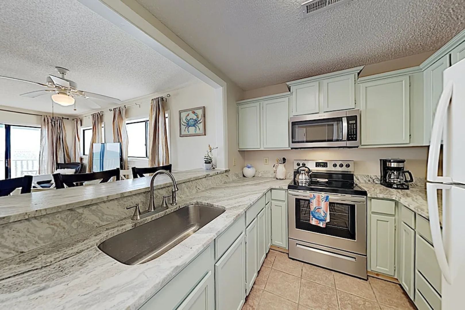 New Listing! Oceanfront W/ Balcony & Pool 1 Bedroom Condo