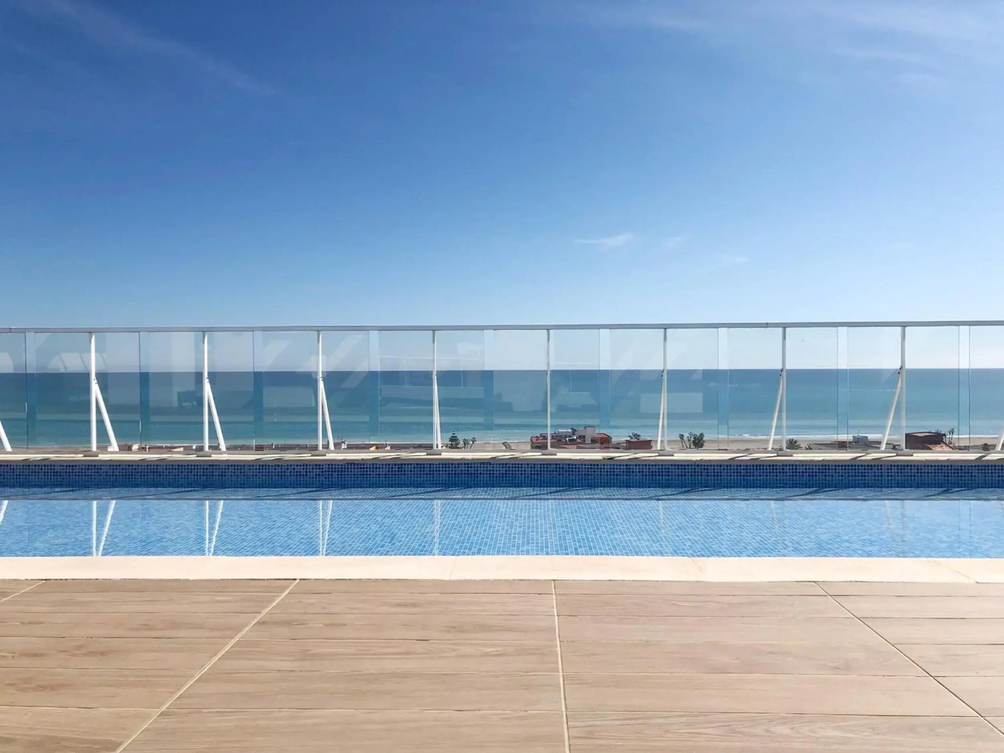 Global Properties, Moderno apartamento con terraza y vistas al mar