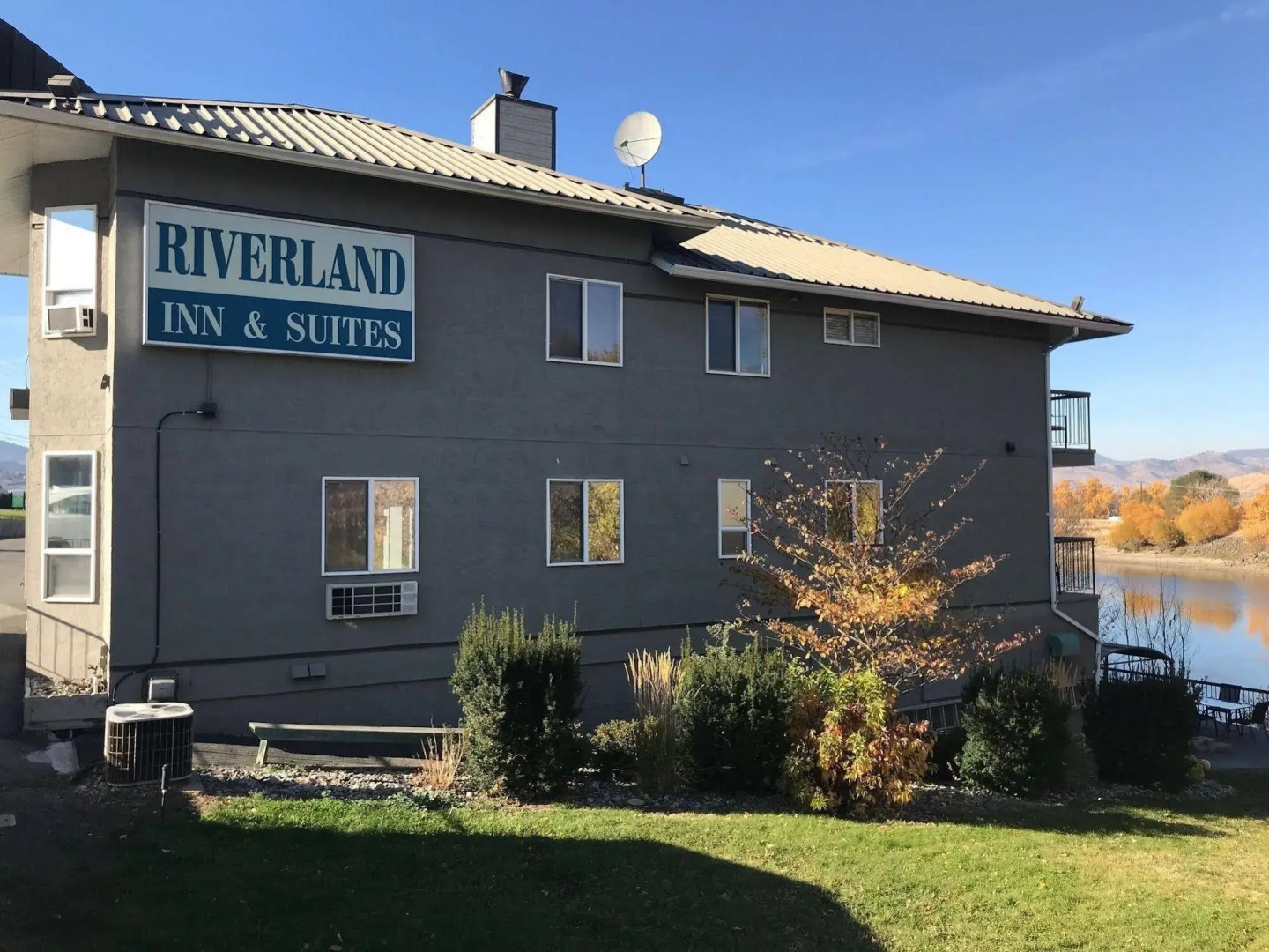 Riverland Inn & Suites