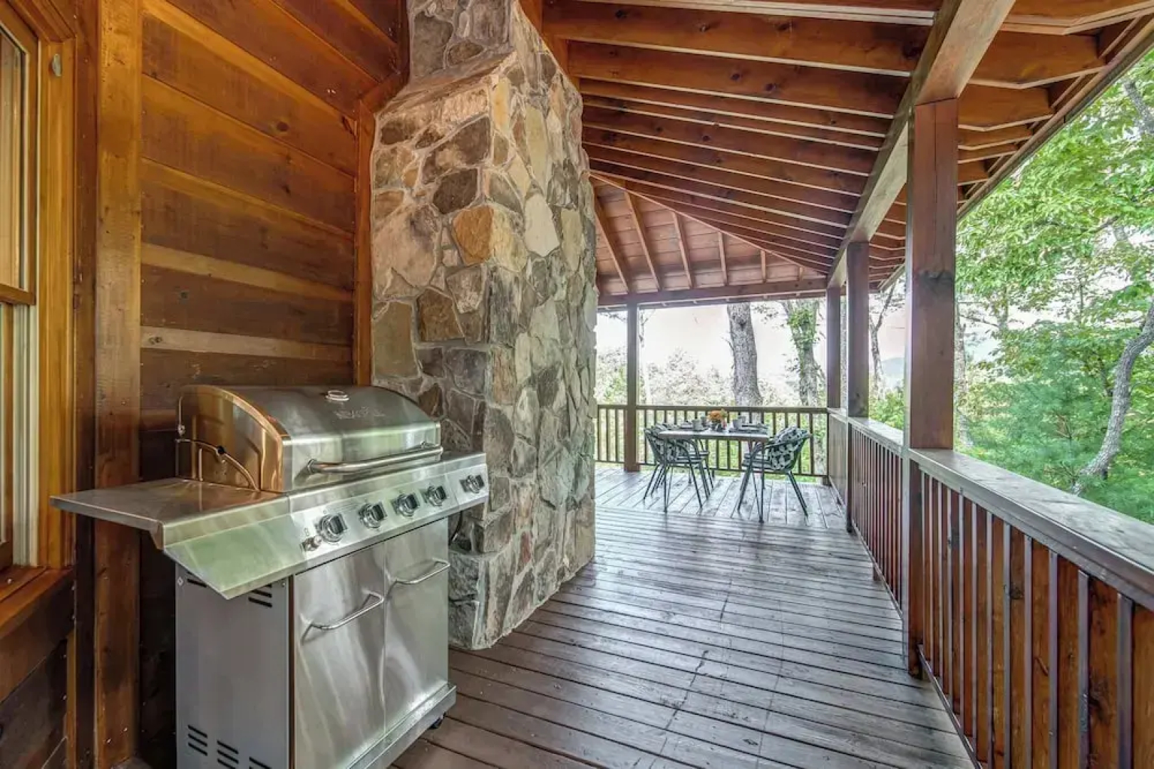 Gorgeous & Secluded 3 BDR Cabin in Mineral Bluff!
