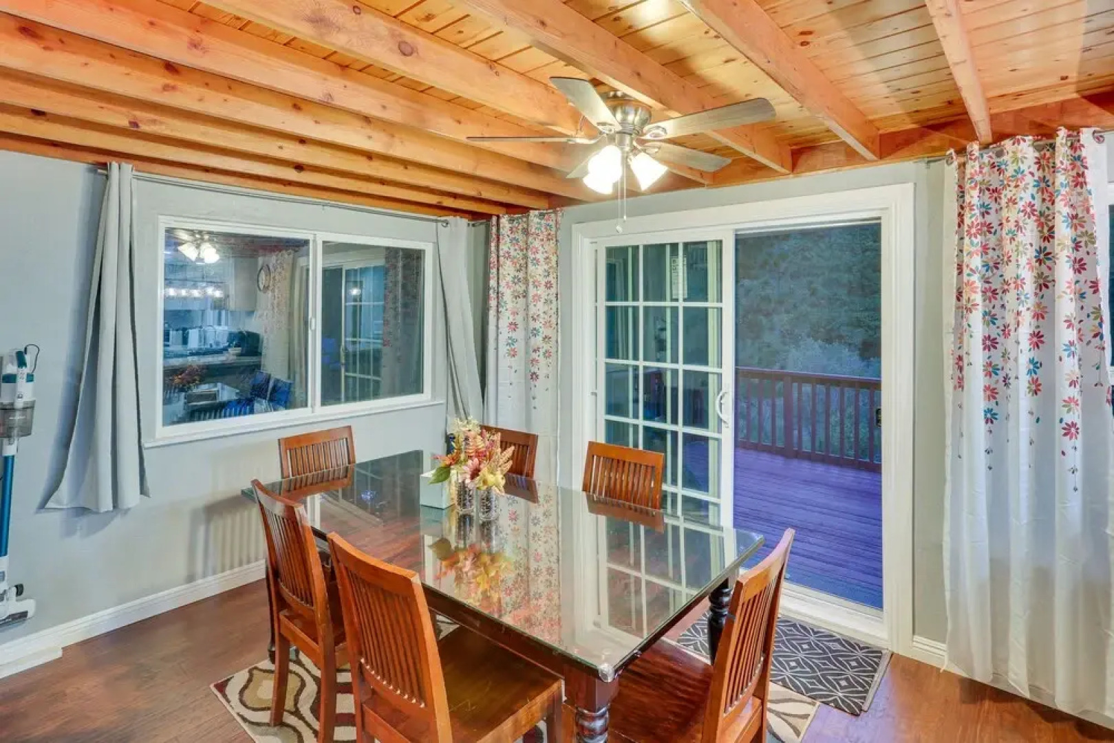 Cabin w/ 2 Decks - 3 Mi to Lake Arrowhead Village!