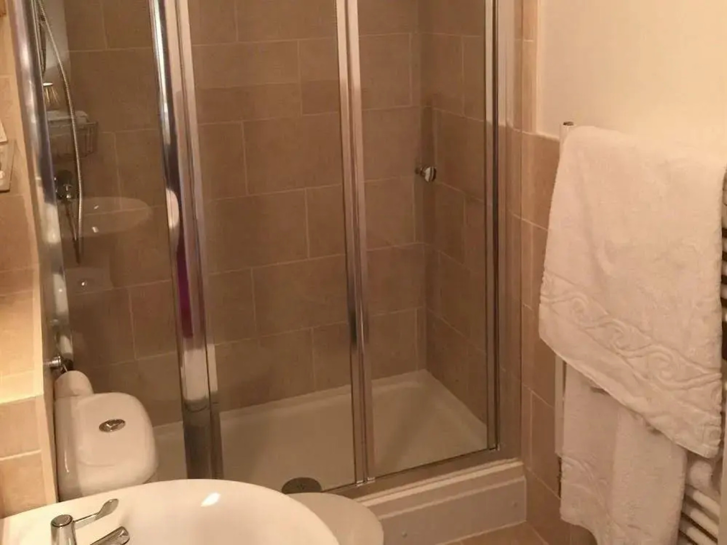 Greyhound Country Inn